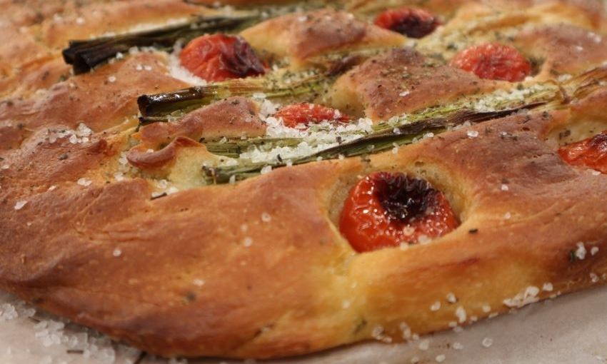 Συνταγή για φοκάτσια με ντοματίνια και φρέσκα κρεμμυδάκια