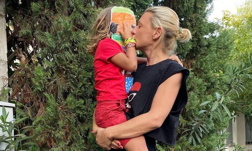 Κατερίνα Καραβάτου: Το σκίτσο του γιου της, το poll στο Instagram και η νίκη του Αρίωνα
