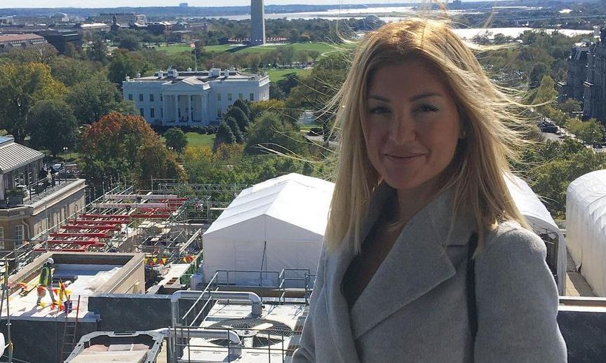 Ράνια Τζίμα: Ζωγραφίζει με την κόρη της στα σοκάκια της Νισύρου