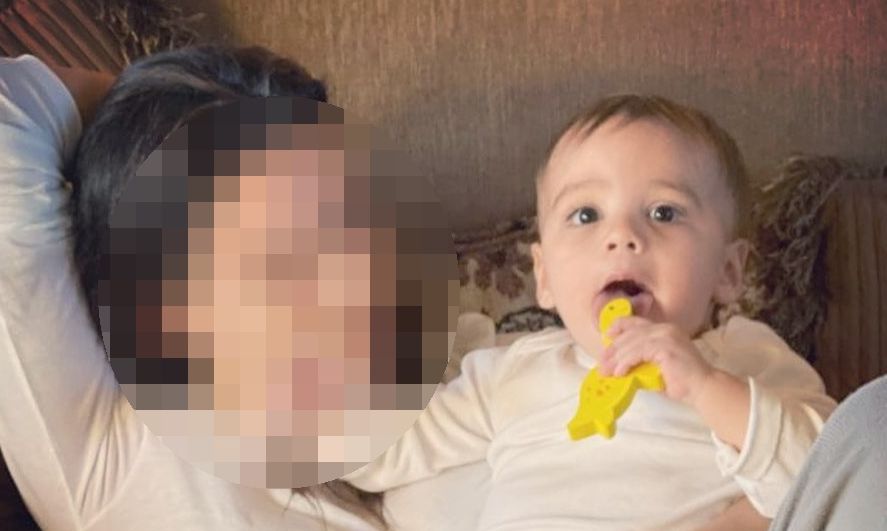 Γνωστή ηθοποιός ποζάρει άβαφη αγκαλιά με τον μοναχογιό της (pics)