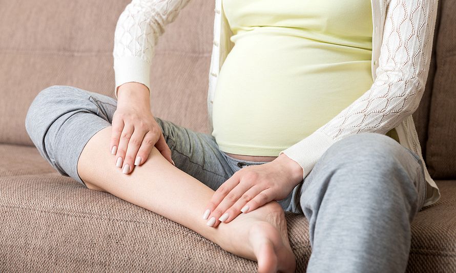 Κράμπες στα πόδια στην εγκυμοσύνη: Πώς θα τις αντιμετωπίσετε;