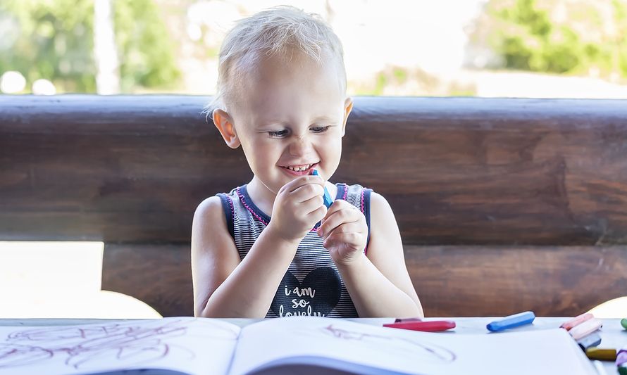Tips για μαμάδες: Έτσι θα αφαιρέσετε την κηρομπογιά από τα ρούχα των παιδιών