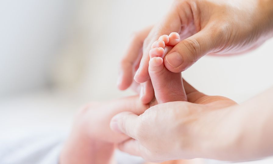 Οδηγός μασάζ σε νεογέννητα - Φωτογραφίες βήμα-βήμα