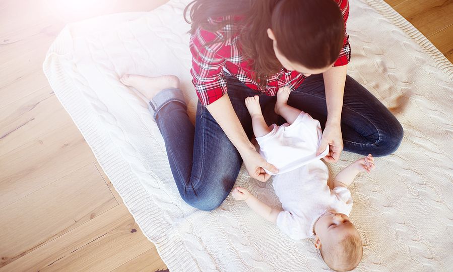 Πέντε εύκολοι τρόποι για να ντύσετε το μωρό σας