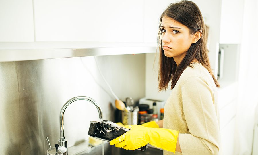Tips για μαμάδες: Πώς να καθαρίσετε το ταψί από τα καμένα λίπη