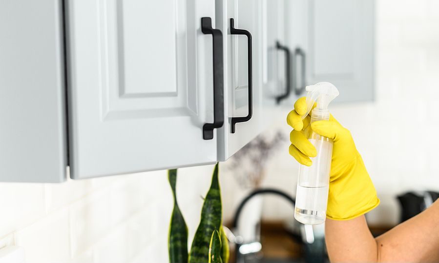 Tips για μαμάδες: 22 κόλπα καθαρισμού με υλικά που έχετε σπίτι σας (vid)
