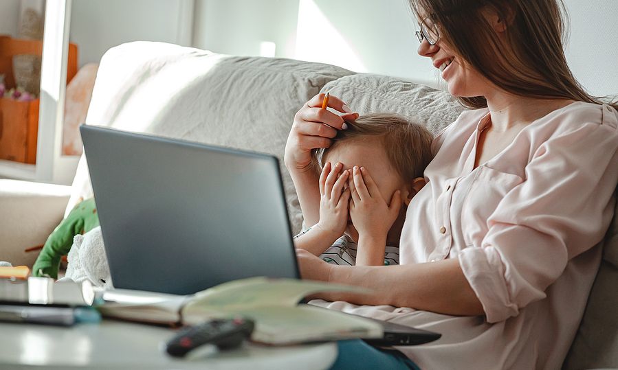 LinkedIn: Προσθέτει το «stay-at-home mοm» στους διαθέσιμους τίτλους εργασίας
