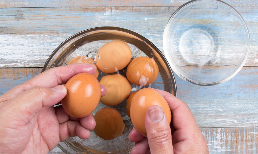 Τρεις τρόποι για να καθαρίσετε το βραστό αυγό σε λιγότερο από 10 δευτερόλεπτα (vid)