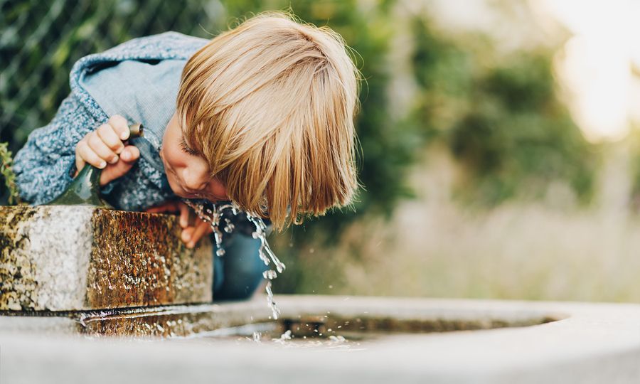 7 σημάδια και συμπτώματα της αφυδάτωσης στα παιδιά (pics)