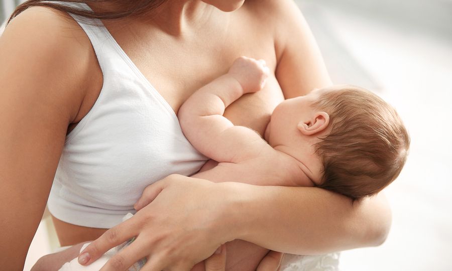 Λεμόνι με νερό: 5+1 λόγοι για τους οποίους πρέπει να το πίνεις όταν θηλάζεις