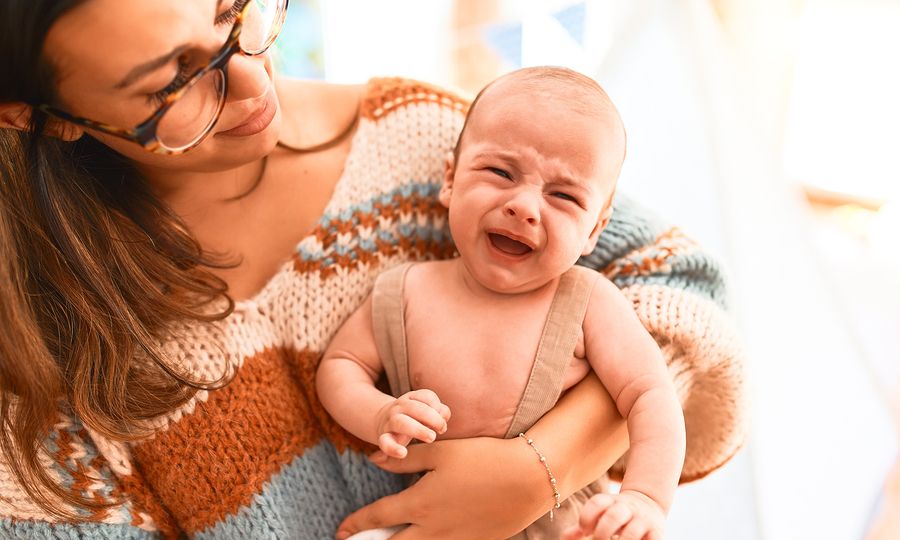 Πώς θα ηρεμήσετε το ανήσυχο μωρό - Εφαρμόστε το «κράτημα της τίγρης» (vid)