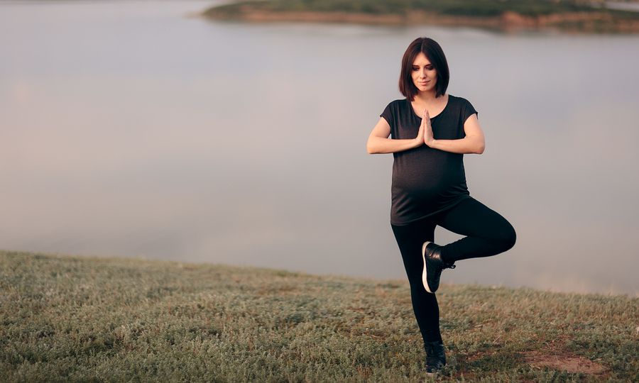 Παγκόσμια ημέρα Γιόγκα: Τι είναι η prenatal yoga, τι προσφέρει στις εγκύους + βίντεο με ασκήσεις
