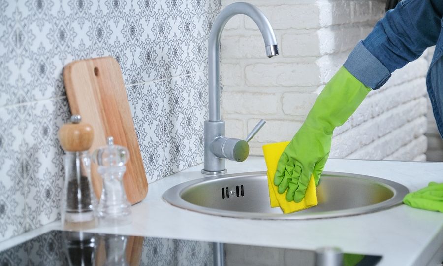 Tips για μαμάδες: Πώς να απαλλαγείτε από τη δυσοσμία του νεροχύτη σας