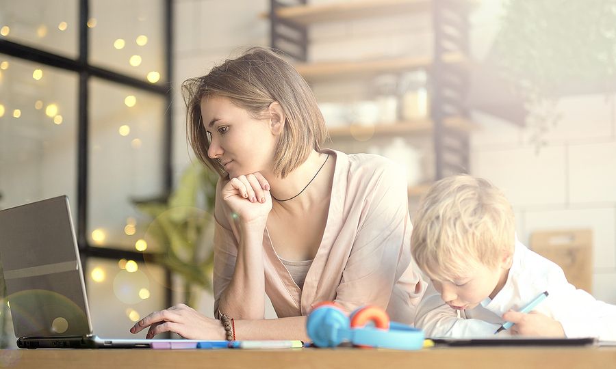 Τηλεργασία & μητρότητα: Πράγματα που θα βοηθήσουν να τα βγάλουμε πέρα
