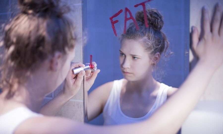 Πώς πρέπει να αντιδράτε όταν η κόρη σας πιστεύει ότι είναι παχουλή