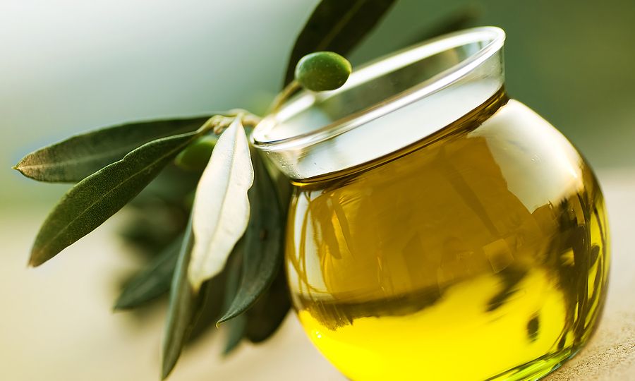 Ελαιόλαδο: 5 τρόποι να το χρησιμοποιήσετε στη φροντίδα της επιδερμίδας σας