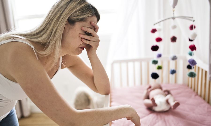 Γιατί οι μητέρες γίνονται αόρατες μετά τον τοκετό;