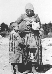 1.-γυναικα-προσφυγας-με-τα-παιδια-της