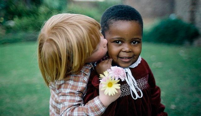 162385 white kids kisses black kid