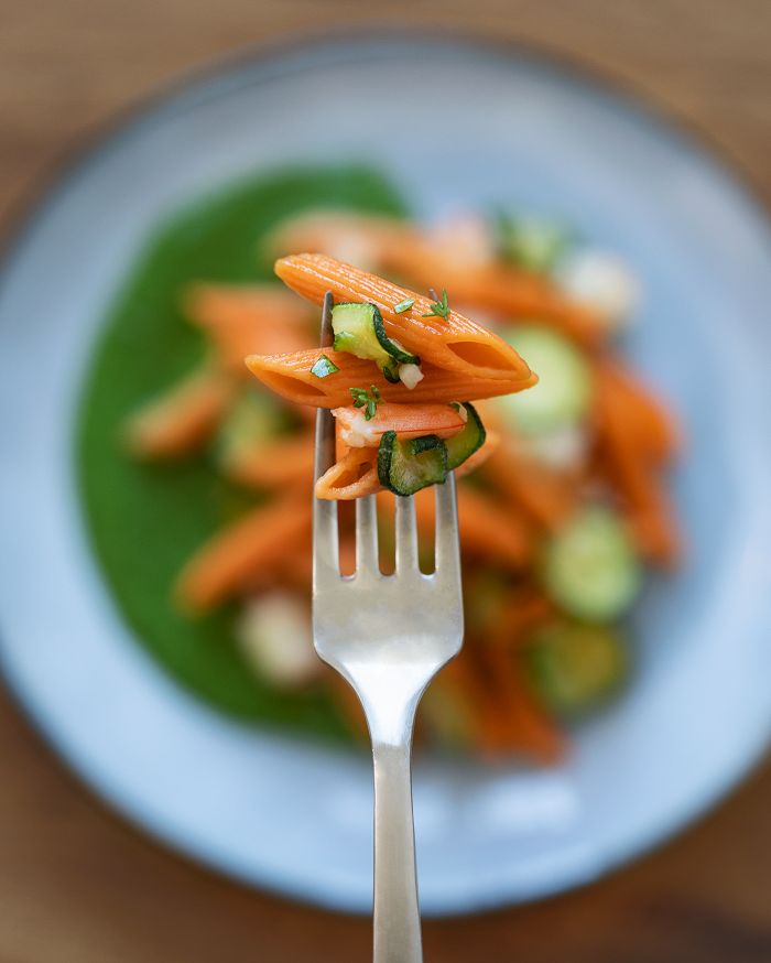 Penne από κόκκινες φακές με κολοκυθάκι γαρίδες και ρόκα