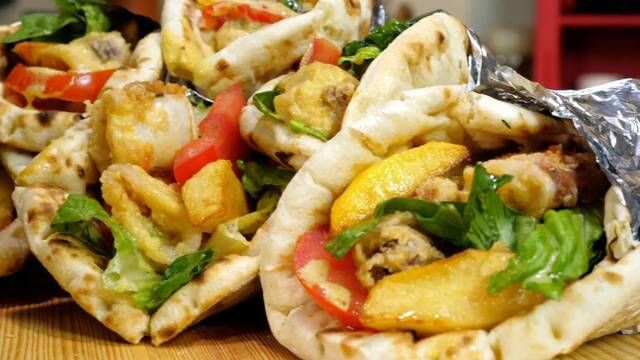 nistisimo souvlaki me kalamarakia