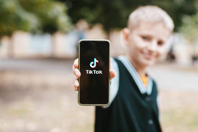 paidia kai tiktok ereuna simadia ethismou
