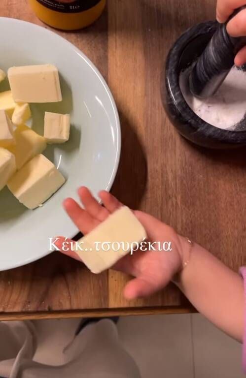 savas_poumpouras-me-kori-stin-kouzina2.jpg