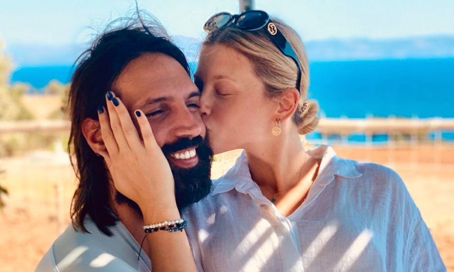 Κωνσταντίνα Κομμάτα - Γιώργος Σαμαράς: Έντυσαν την κόρη τους Αγιοβασιλίτσα